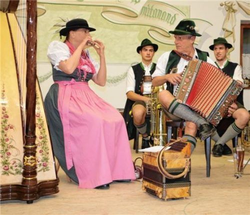 Die Bühne gehörte den Sängern und Musikanten. Foto Rehberg