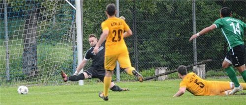 Die Entscheidung: Klinsman Alejandro Calderon Buitrag (Nummer 14) traf zum 2:1 für Eichstätt. Fotos  Ruprecht