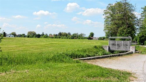 Die Flutmulde, rechts im Bild das Wehr, will die Gemeinde auf eigene Kosten umbauen. Foto Ammelburger