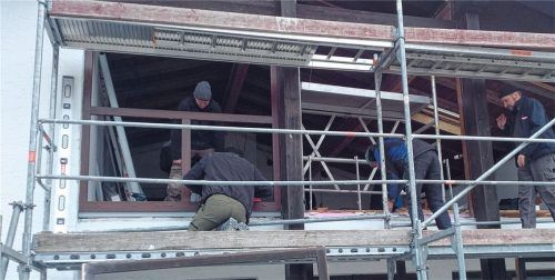 Die Frasdorfer Feuerwehrleute renovierten in Eigeninitiative das 35 Jahre alte Feuerwehrhaus.Foto rehberg