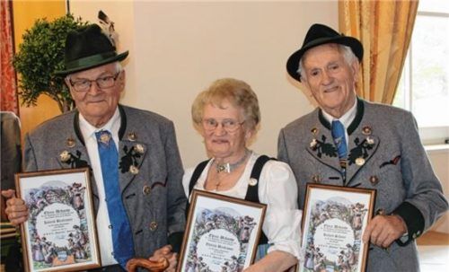 Die Geehrten für 50 Jahre Mitgliedschaft: Konrad und Therese Breitrainer, Richard Schauer (von links).Foto re