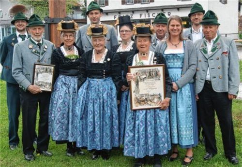 Die geehrten Mitglieder des Trachtenvereins (von links): Franz Fischer (stellvertretender Gauvorstand), Ludwig Göttlinger Senior, Elisabeth Göttlinger, Georg Wörndl (stellvertretender Vorsitzender), Barbara Auer, Marianne Eckart, Maria Bauer, Georg Auer, Christa Justen, Andreas Kink (stellvertretender Vorsitzender, Georg Lankes.Foto Rehberg