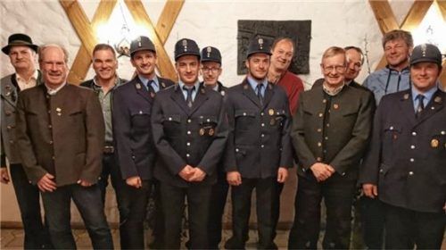 Die geehrten Mitglieder (von links): Richard Schmid, Josef Hellthaler, Horst Leidl, Maximilian Schauer, Florian Knoll, Wolfgang Dietze, Georg Knoll, Simon Kapsner, Peter Fortner, Georg Summerer, Alois Hausböck, Vorsitzender Stefan Glombitza. Foto re