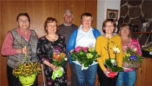 Die Gewinner des Blumenschmuckwettbewerbs: Annemarie Leißl, Maria Fischer, Zweiter Vorsitzender Rudi Moser, Maria Estner, Marianne Randl und Maria Wenzl.Foto re