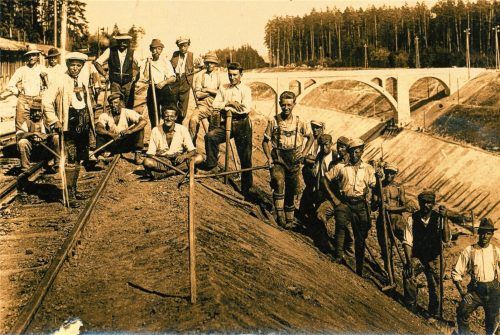 „Die größte Baustelle Europas“: Das stand schon vor 100 Jahren über den Innkanal in Zeitungen. Kurz nach dem Ersten Weltkrieg wollte die junge Republik mit Großprojekten möglichst viele ehemalige Soldaten in Lohn und Brot bringen. Fast 7000 Männer aus dem ganzen Reichsgebiet waren am Kanal beschäftigt. Ihre Arbeit war extrem anstrengend und brandgefährlich. Und ihr Verhältnis zur einheimischen Bevölkerung angespannt. Da prallten Welten aufeinander. Konflikte gab es jede Menge, bis hin zur Massenschlägerei mit einer Hochzeitsgesellschaft. Foto  STadtarchiv Waldkraiburg