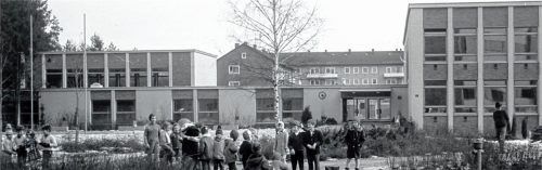 Die Grundschule an der Beethovenstraße: Vor 50 Jahren war sie die zweite von heute vier Grundschulen im Waldkraiburger Stadtgebiet. Wie andere Schulen auch, ist die Schule trotz geringerer Schülerzahlen für die Anforderungen des modernen Schulbetriebs zu klein geworden. Foto  Stadtarchiv
