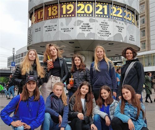Die Karo-Basketballerinnen mit Sportlehrerin Silke Ritter (hinten rechts) vor der Weltzeituhr auf dem Berliner Alexanderplatz; nicht im Bild: Trainer Oskar Schneider und Alexander Horner.Foto re