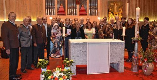 Die Mitwirkenden bei der Spendenübergabe an den Verein „Kolbermoorer helfen“ mit der Vorsitzenden Gabi Böning (Mitte).Foto Sedlbauer