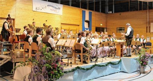 Die Musikkapelle Nußdorf unter Leitung von Franz Weyerer begeisterte mit dem Frühjahrskonzert ihr Publikum.