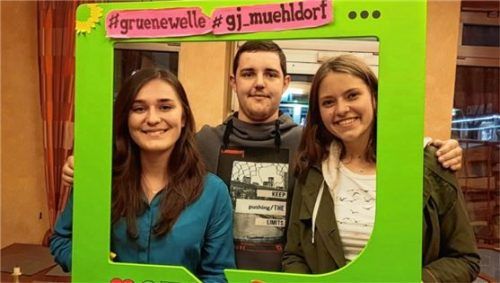 Die neuen Sprecherinnen der Grünen Jugend im Landkreis, Sophia Aigner (links) und Anna Sax, mit Schatzmeister Maximilian Kapser.Foto  re