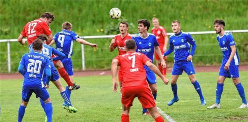 Die Rosenheimer Torgarantie: Markus Einsiedler erzielt per Kopfball den 1:0-Führungstreffer.Foto Ziegler