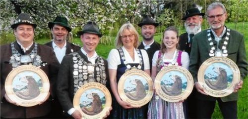 Die Schützenkönige (von links): Rainer-Uwe Kueres, Bernhard Brehmer, Florian Stein, Marianne Heinrich, Christian Schuster, Magdalena Obermeier, Zweiter Gauschützenmeister Sepp Schuster, Helmut Praßberger.Foto Hering