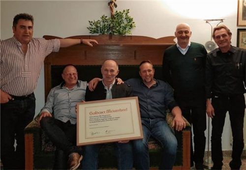 Die Vorstandschaft gratuliert Sebastian Höß zum Goldenen Meisterbrief (von links): Stefan Rumpel, Obermeister Hubert Lohberger, Sebastian Höß, stellvertretender Obermeister Andreas Kürmeier, Peter Seehuber und Ernst Staudacher. Foto re