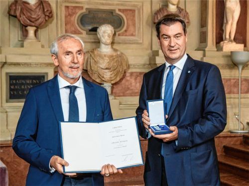 Dieter Kienle aus Rosenheim rettete – fast auf den Tag genau vor einem Jahr – eine Frau und ihren Enkel aus dem Mangfallkanal. Für seinen selbstlosen Einsatz wurde er von Ministerpräsident Dr. Markus Söder ausgezeichnet.Fotos koch