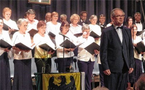 Dirigent Adrian Nuca-Bartzer mit dem Schubert-Chor im Haus der Kultur.Foto  Rath