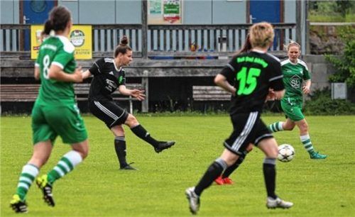 Doppeltorschützin: Sophia Goldbrunner mit dem Schuss zum 3:1. Foto  Habermann