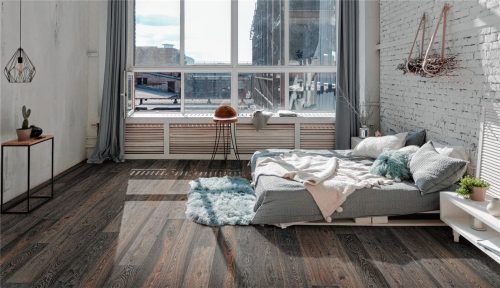 Dunkler Parkettboden im Kontrast mit hellen Möbeln und Accessoires in Naturfarben schafft ein gemütliches Ambiente. Fotos vdp/Hain Natur-Böden GmbH