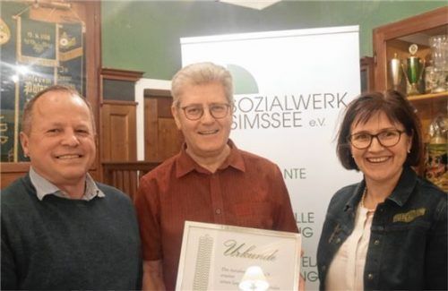 Ehrenmitgliedschaft verliehen: Zweiter Vorsitzender Karl Rothmayer, das frischgebackene Ehrenmitglied Alois Maier und die Vorsitzende des Sozialwerks Simssee, Marianne Loferer (von links).Foto kirchner