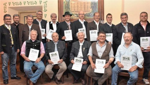 Ehrung für langjährige Treue zum Verein (von links): Bürgermeister Stefan Lederwascher, Zweiter Vorsitzender Anton Liegl und Vorsitzender Thomas Huber mit den Mitgliedern. Foto Weiß