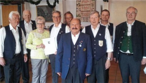 Ehrungen für langjährige Mitgliedschaften (von links): Vorsitzender Dieter Fochtler, Hans Haas, Edeltraud Strauss, Heribert Schnoers, Matthias Uthmann, Hans Hildebrand, Johann Schlosser, Klaus Tiefnig und Bezirksvorsitzender Leonhard Eisner. Foto Auer