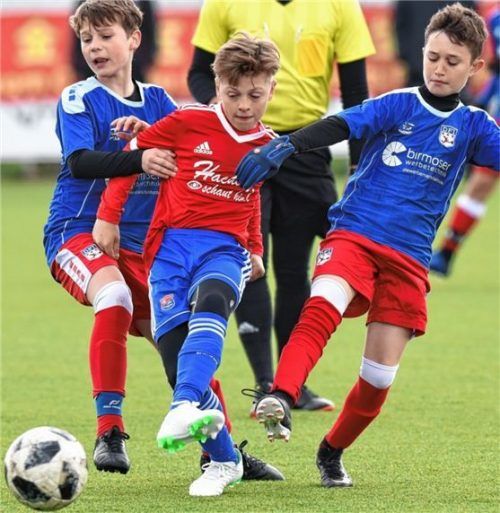 Ein Bad Aiblinger für Unterhaching gegen Bad Aibling: Tommy Hieble (Bildmitte) erzielte beim 1:1 gegen das DFI den Ausgleich für Unterhachings D-Junioren. Foto  Ziegler