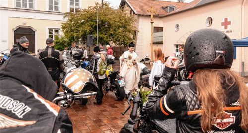 Ein bisschen Segen schadet nicht: Pfarrer Maurus Scheurenbrand zog nach einer kurzen Ansprache segnend durch die Reihen der Biker.Fotos Thomae