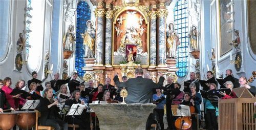 Ein buntes Mai-Konzert gab der Kammerchor Rosenheim mit einem Instrumentalensemble unter Konrad Heimbeck in der Kirche Heilig Blut. Foto Janka
