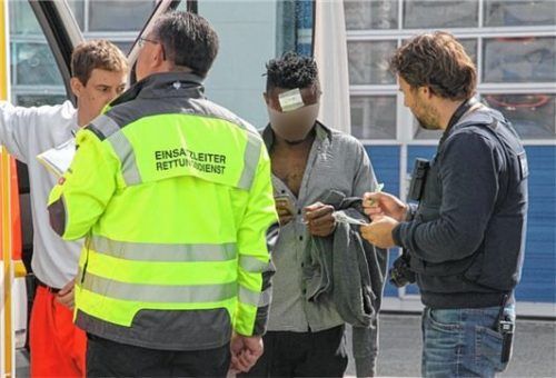 Ein Ermittler befragt den verletzten 21-Jährigen. Foto Barth