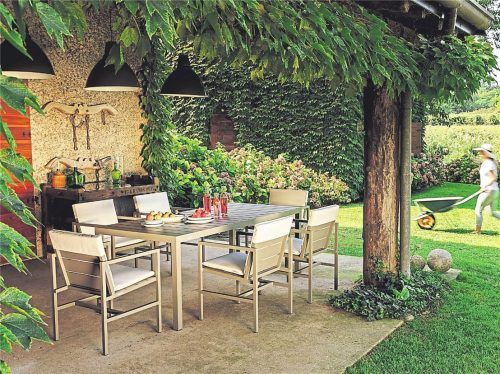 Ein gelungenes Beispiel: Terrassen können genauso gemütlich, wohnlich oder trendy möbliert werden wie das Wohnzimmer der Familie. Foto dpa/Weishäupl