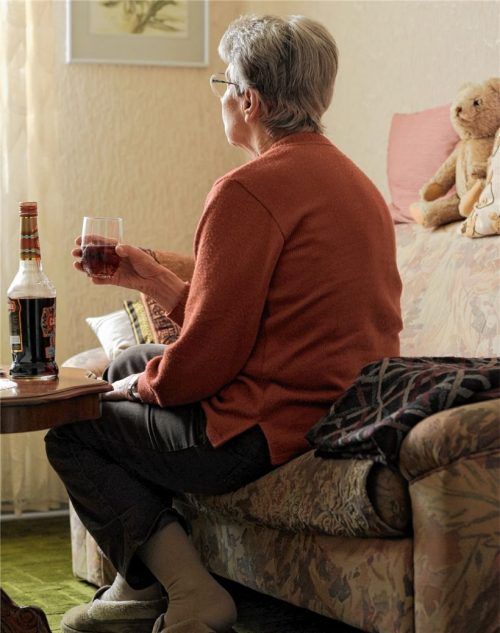 Ein Gläschen gegen die Einsamkeit: Die zunehmende Vereinzelung in unserer Gesellschaft ist einer der Gründe, warum Senioren Alkohol trinken.Foto DPA