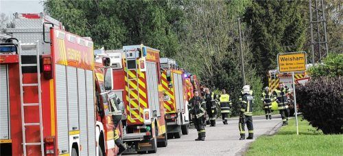 Ein Großaufgebot der Feuerwehren aus Bernau, Hittenkirchen, Prien und Umratshausen war am Samstag im Bernauer Ortsteil Weisham im Einsatz, nachdem ein Ehepaar in einem Wohnhaus tot aufgefunden worden war und der Rettungsdienst eine hohe Kohlenmonoxid-Konzentration in den Räumlichkeiten festgestellt hatte. Fotos Reisner