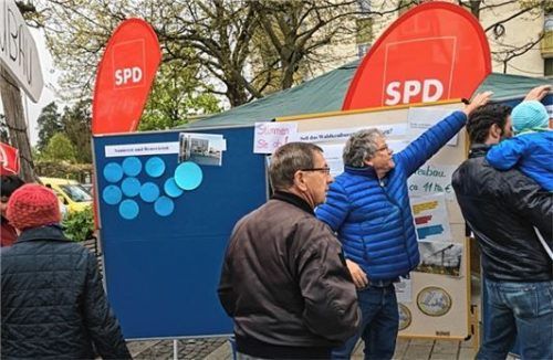 Ein Infostand der SPD auf dem Waldkraiburger Wochenmarkt im Frühjahr 2018. Damals wurde politische Werbung noch toleriert. Foto  re