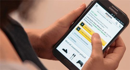 Ein Kunde bedient die Smartphone-App des Onlinehändlers Amazon. Fundiertes Wissen im E-Commerce ist für Online-Verkäufer wichtig, um im Wettbewerb überleben zu können –nicht nur für diejenigen, die ihre Produkte über Amazon vertreiben. Neue Berufsbilder im E-Commerce sollen Unternehmen stützen. Fotos dpa, sennhenn, re