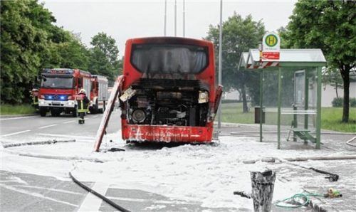 Ein Schulbus hat am Mittwoch in Wasserburg gebrannt. Die Schüler blieben unverletzt, allerdings sorgten Autofahrer für Kopfschütteln bei der Feuerwehr. Foto barth