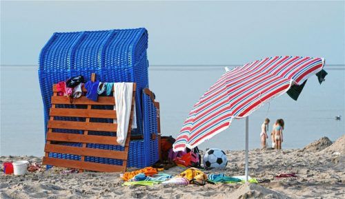 Ein Tag im Strandkorb ist immer ein Highlight – auf Rügen warten aber auch Tauchgondel, Erlebnisbad und Rodelbahn. Foto djd/www.seepark-sellin.de/fotolia.de/Doc RaBe