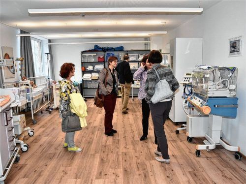 Einblick in einen Demonstrationsraum, bei dem die Auszubildenden in einer komplett nachempfundenen Klinik-Umgebung mit lebensechten Puppen üben. Fotos Schlecker