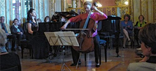 Eine betörende Wirkung auf die Hörer haben Magda Amara (links) und Harriet Krijgh im Schlosssaal von Neubeuern.Foto Füchtner