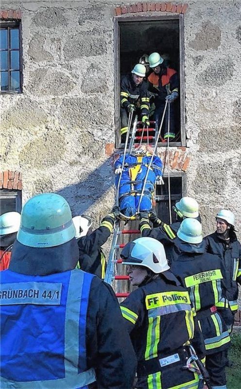 Eine der Herausforderungen für die Feuerwehrübung im Zuständigkeitsbereich von Kreisbrandmeister Marco Wallner: Die Einsatzkräfte mussten eine Person vom Dachboden eines landwirtschaftlichen Gebäudes retten. Foto  Fill
