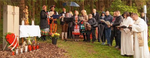 Eine deutsch-polnische Maiandacht feierten über hundert Menschen mit den Verwandten von Stefan Duda am Gedenkstein in Taufkirchen-Gallenbach. Gestaltet wurde die Maiandacht vom christlich-polnischen Verein Erding, Pastoralreferentin Christina Fraunhofer und Pfarrer Jacek Jamiolkowski.Fotos  Grundner