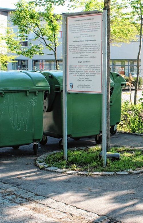 Eine Köderbox nahe der grünen Tonnen.