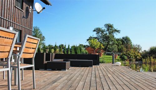 Eine neue Terrasse in natürlicher Optik: Holzdielen für den Außenbereich lassen sich mit Klicksystemen zeitsparend verlegen. Foto djd/swero.de