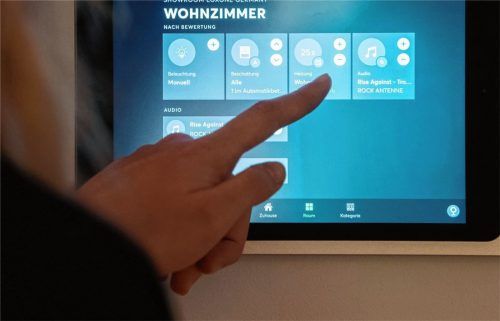 Eine Smart-Home-App wird auf einem I-Pad bedient, mit der unter anderem das Raumlicht oder die Musikanlage gesteuert werden können. In sich geschlossene Komplettsysteme können verschiedene elektronische Komponenten in einem Gebäude steuern. Fotos Loxone (dpa)/Yougov (dpa)/re