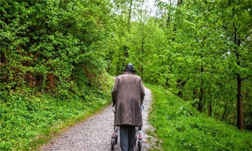 „Einfach ab und zu jemand zum Ratschen“ – das ist etwas, das sich viele ältere Menschen wünschen. In Rohrdorf greift das Bürgerbüro diesen Wunsch auf und ist dabei, einen Besuchsdienst einzurichten.Foto thomae