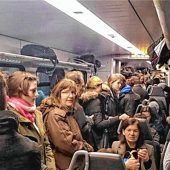 Zug voll: Schüler bleiben zurück