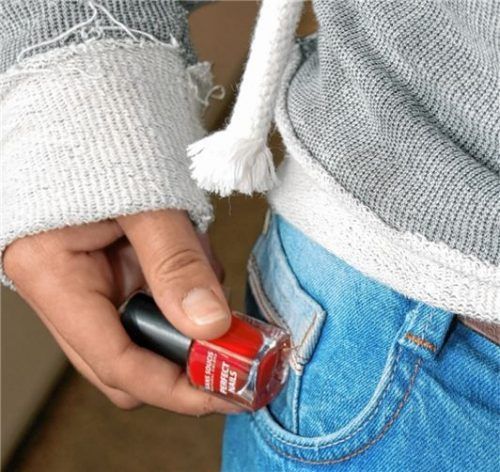 Eingeschoben haben die verurteilten Diebe in einer Rosenheimer Parfümerie zwar nichts, weil eine Verkäuferin auf sie aufmerksam wurde. Andernorts klauten sie allerdings 219 Flaschen hochwertigen Parfüms. Foto dpa