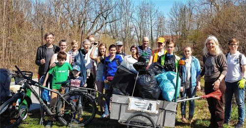 Einmal monatlich treffen sich Mitglieder des Bund Naturschutz zum Ramadama im Bereich Rosenheim und Mangfalltal.Foto re