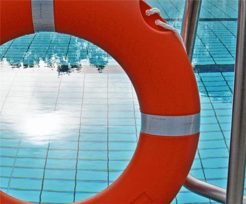 Einsatzort Pool: Gut ausgebildete Frauen und Männer sind für die bestmögliche Sicherheit von Badegästen verantwortlich und sorgen dafür, dass Kinder gut und sicher schwimmen lernen. Foto djd/Bundesverband Deutscher Schwimmmeister/Ingo Ortel