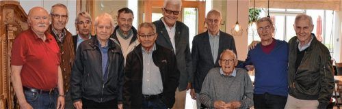 Einst gemeinsam in einer Klasse – und noch heute gute Freunde: (von links) Norbert Lerch, Wolfgang Madl, Werner Höllmüller, Ernst Dietl, Franz Windmaier, Rudolf Meixner, Dr. Richard Kirchlechner, Lothar Sedlmeier, Gernot Eisenmann, Helmut Ampferl und Paul Gruber.Foto Kifinger