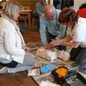 Fit im Umgang mit Defibrillator