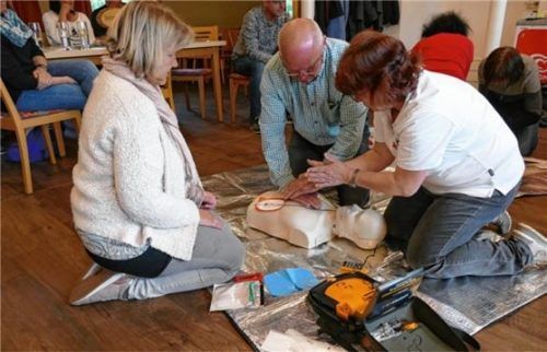 Elke und Hans Mandl machten beim „Defi-Kurs“ aktiv mit - unter Anleitung von Margarethe Rasche vom BRK Mühldorf. Foto  bachmaier